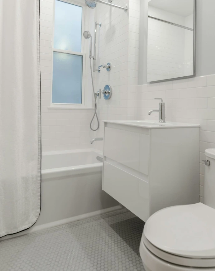 white ceramic bathtub near white bathtub